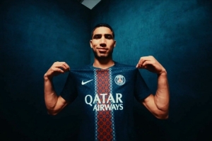 巴黎新赛季主场球衣：午夜海军蓝色调，条纹图案致敬埃菲尔铁塔