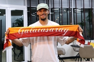 强援来了！加拉塔萨雷晒萨内抵达伊斯坦布尔照片