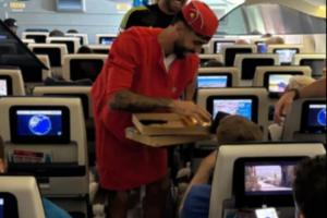 整活！拉亚放飞自己穿上空姐装扮，在飞机上为乘客服务