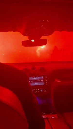 能见度为0！球迷路旁燃放焰火庆祝萨内到来，萨内笑着拍视频