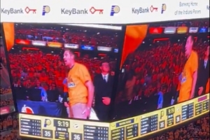 无敌幸运星步行者主场互动游戏 有球迷抽中1万美金大奖