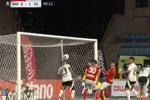 离谱！38岁比达尔踢飞点球+头球乌龙，恼羞成怒与自家门将大吵