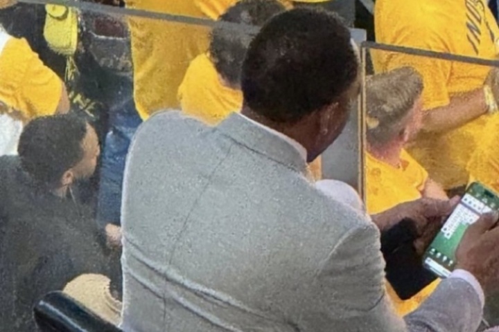 摸鱼！A史密斯赛中玩蜘蛛纸牌 KD：差不多得了老史！