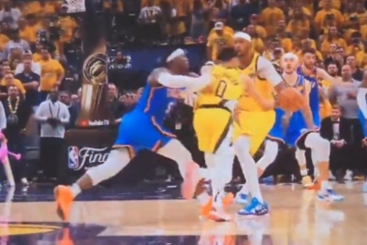 雷霆末节三个关键球都有推人嫌疑 网友吐槽其是橄榄球