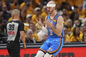 燃尽自己卡鲁索攻防一体化身巨星 全场9中7砍下20分5断！