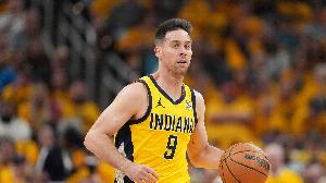 继续充满能量！麦康纳半场出战12分钟 5中3贡献8分1前场板1助