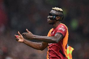 记者：利雅得新月再次接触奥斯梅恩，将向球员提出新报价