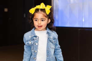 大眼萌妹！托平女儿赛前直直扑倒哈利~