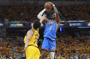 阿里纳斯看到福斯特后 迅速将身上的步行者球衣换为雷霆球衣