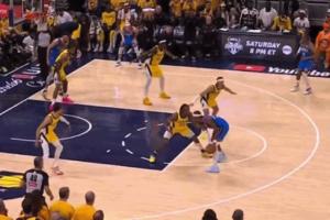 SGA大回环造犯规福斯特很激动 冲着篮筐比划三下