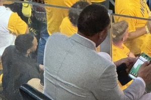 场边玩纸牌游戏！A-史密斯：想不到吧我能一心多用 总决赛将抢七