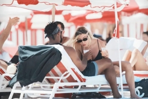 TMZ：马库斯-乔丹与模特新女友在迈阿密海滩度假