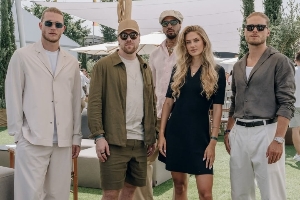 卡里乌斯出席活动，与德国最美田径女神阿丽卡-施密特同框