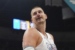 小莫里斯：约基奇确实是最佳中锋之一 但他没遇到几个正经中锋