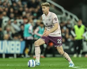 记者：热刺加入小蜜蜂中卫科林斯争夺战，面临阿森纳利物浦的竞争