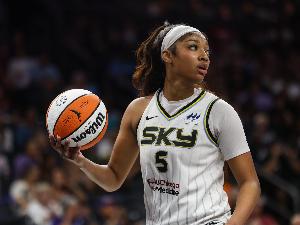 里斯拿下职业生涯首次三双 美媒调侃：此数据超越姚明&克莱&华子