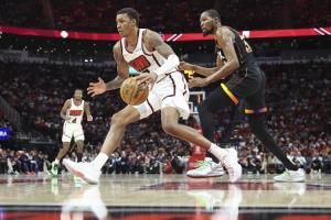 记者：火箭报价KD主体是格林+10号签 太阳可能也想要小贾+谢泼德