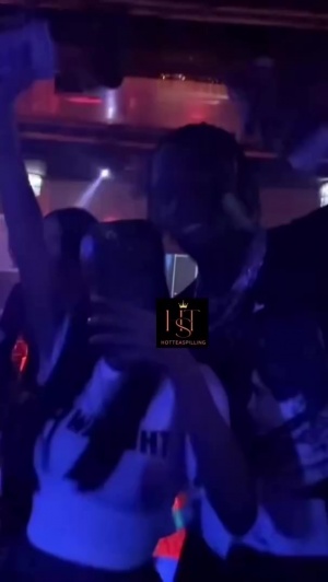 赛后放纵马杜埃凯昨晚去夜店嗨玩，与性感女郎拿钞票自拍