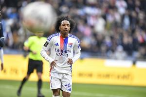 记者：切尔西询价里昂边锋马利克-福法纳，吉滕斯依然是首选