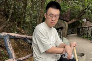 WBG中单Xiaohu分享江西三清山旅游照：手持登山杖+偶遇猫猫