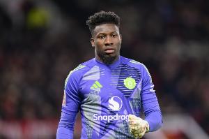 TA：奥纳纳预计留队&他的团队上周与曼联会面 曼联仍可能签新门将