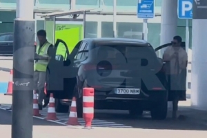 每体独家：德科在巴塞罗那机场搭乘飞机，前往毕尔巴鄂与尼科会面