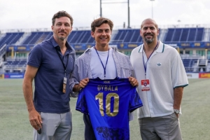 帕雷德斯、迪巴拉造访迈阿密FC俱乐部，并获赠球衣