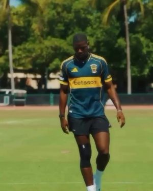 蹭节训练课博格巴晒视频，身穿博卡青年6号球衣训练