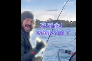 亚当斯：钓鱼的时候接到经纪人电话告诉我跟火箭续约了