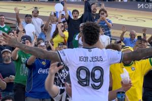 攻破巴黎大门！99号伊戈尔-热苏斯霸气张开双臂+龟派气功庆祝