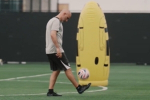 脚法依旧！切尔西晒出主帅马雷斯卡在训练课中的颠球视频