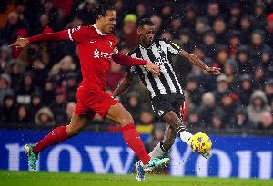 英媒：利物浦仍在寻找前锋和中卫，目标伊萨克和格伊