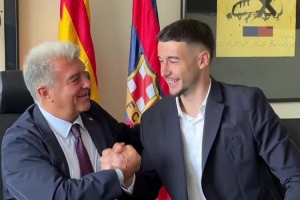 巴萨官方晒霍安-加西亚签约仪式视频，球员笑容灿烂