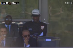 镜头给到看台，NBA球星吉米-巴特勒现身观战巴黎