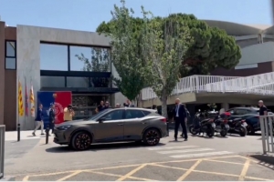 西媒：霍安-加西亚抵达诺坎普参加签约仪式，合同期限到2031年