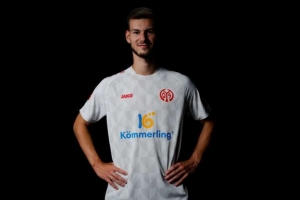 德天空：美因茨中场克劳斯将租借加盟科隆，谈判已到深入阶段