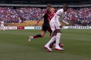 没头脑还是不高兴？杰克逊生日夜替补4分钟蹬踏染红，队史第二人