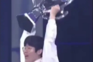 Zeus：被奖杯砸破头还好没变笨，招牌动作是发呆想的