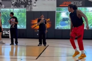 今天不休假杰伦-格林更新社媒 晒出在球馆训练视频