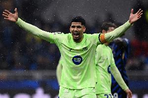 德科：不打算让阿劳霍离队，他是最佳后卫之一&受到不公平批评