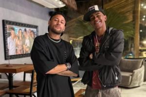 二马同框内马尔与亚马尔合照，面对镜头摆出相同姿势