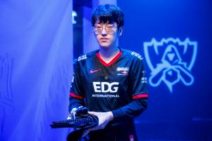 网友整活：Scout粉丝每人至少出6美元，很快就能还清欠EDG的钱了~