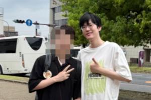 小红书网友在日本奈良偶遇Jiejie并与其合影：经典大拇指点赞