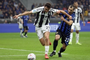 A-坎比亚索：冬窗与曼城接触过&他们太富有了，但我在尤文很开心