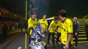 实现七连冠+大满贯！小蜜蜂赛后更博：付出的一切都值得！ 我们是冠军！！！