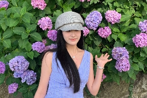 JackeyLove女友吴五五分享日本旅游照：疑似JKL坐对面帮忙烤肉