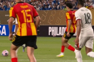 小将桑托斯打门碰到对方手部，VAR介入&主裁看过后表示不是点球