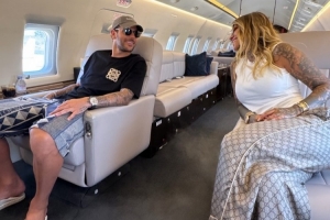 去沙特吗？特奥社媒晒照，与伴侣在飞机上合影