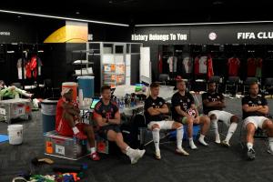 这球场是待不住了！现场气温36℃，拜仁替补躲进更衣室看比赛