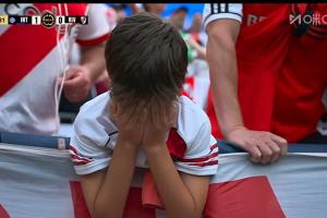 情绪崩溃！河床下半场丢球后，小球迷捂脸落泪